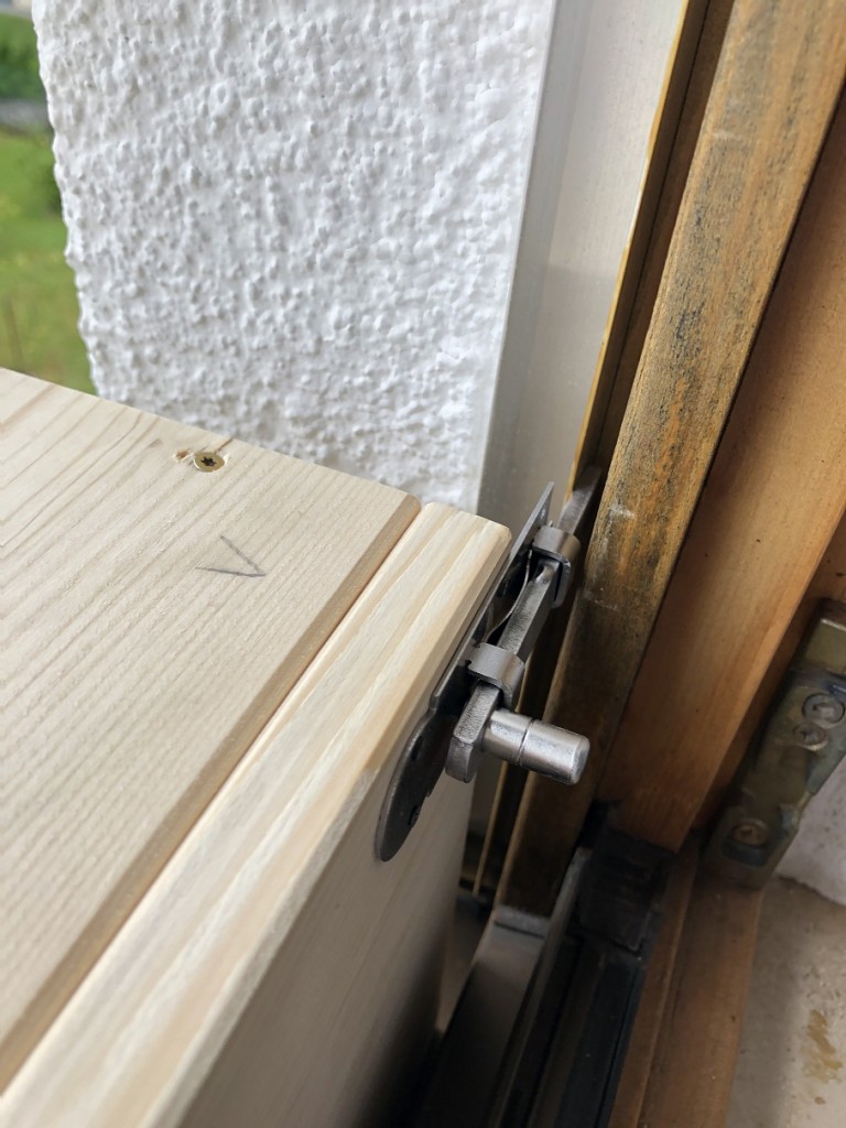 Sicherung links+rechts mittels Schieberiegel an Rollladenschiene