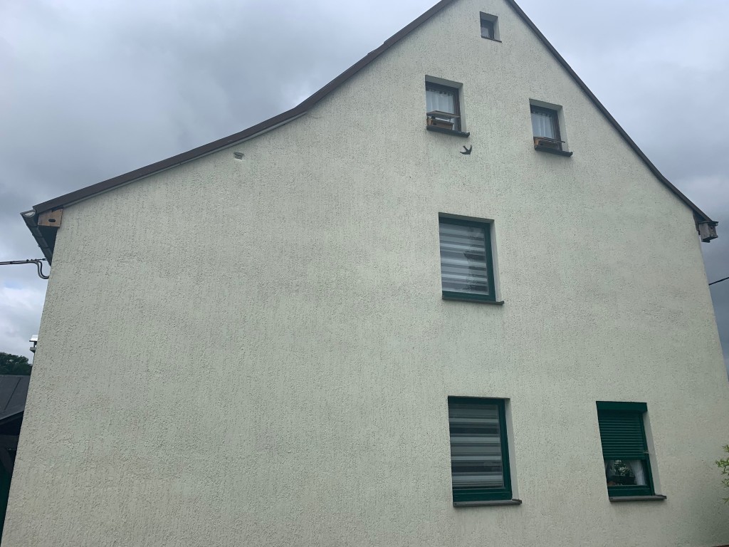 noch mit vorstehenden Fensterbänken