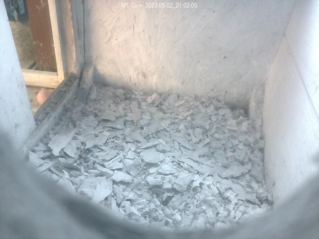 Ei liegt auf dem Anflugbrett