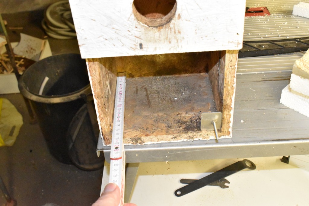 Ausmessen eines Starenkastens, der von vorn geöffnet wird. Die Metallhalterung für die Vorderfront (rechts) wird ausgespart.