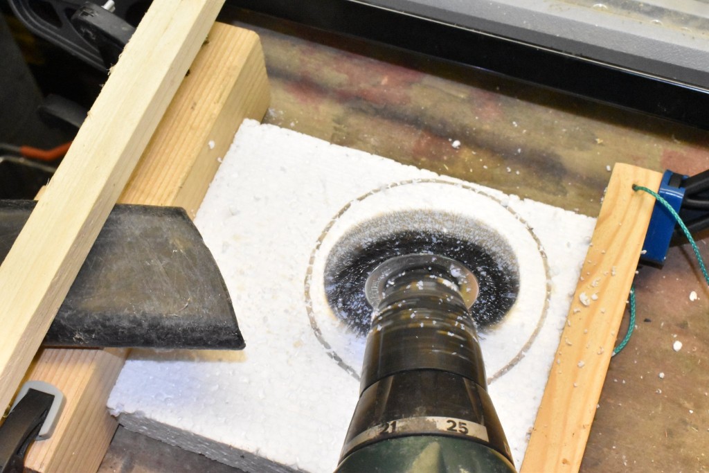 Ausfräsen der Mulde. kann auch mit einer einfachen Drahtbürste in echter Handarbeit gemacht werden. Dauert aber länger und ist (je nach Talent des Erbauers) nicht so gleichmäßig.