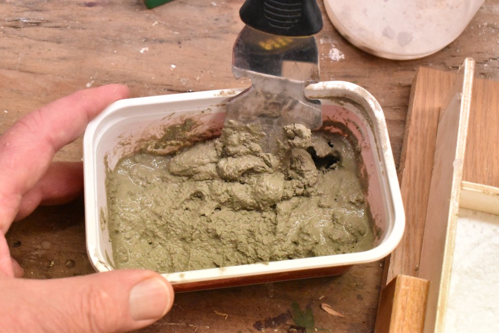 Soll nachher gut zu verstreichen, aber nicht zu flüssig sein (breiige Konsistenz), es soll kein Wasser mehr zu sehen sein. Achtung - man nimmt schnell zu viel Wasser!!!