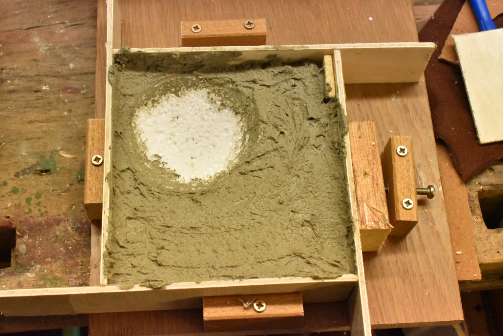 Der Kleber wird so aufgetragen, das die spätere<br /> Konstruktion ein leichtes Gefälle zur Nistmulde hin hat. Das soll später dafür sorgen, dass aus dem Nest beförderte Rolleier zum  Nest zurückrollen können. <br />Fliesenkleber, der aus Versehen in die Nistmulde gelangt ist, kann mit dem Finger glattgestrichen werden.