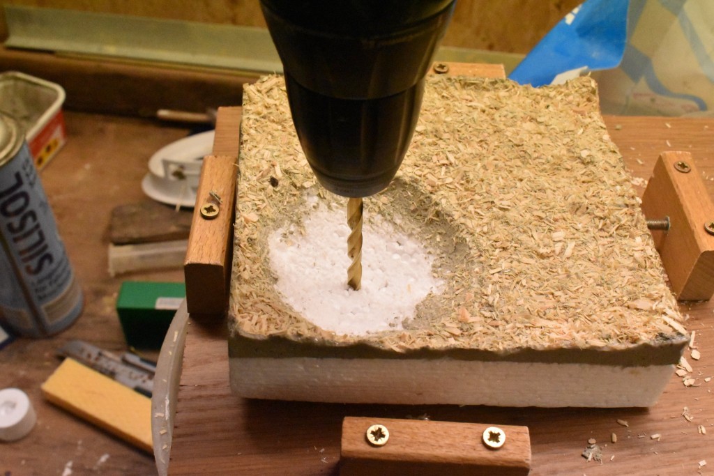 Wenn der Leim ausgehärtet ist wird am tiefsten Punkt der Mulde ein Loch (8 mm) gebohrt. so kann später Wasser abfließen, falls es bei Schlagwetter mal etwas in den Starenkasten regnet.