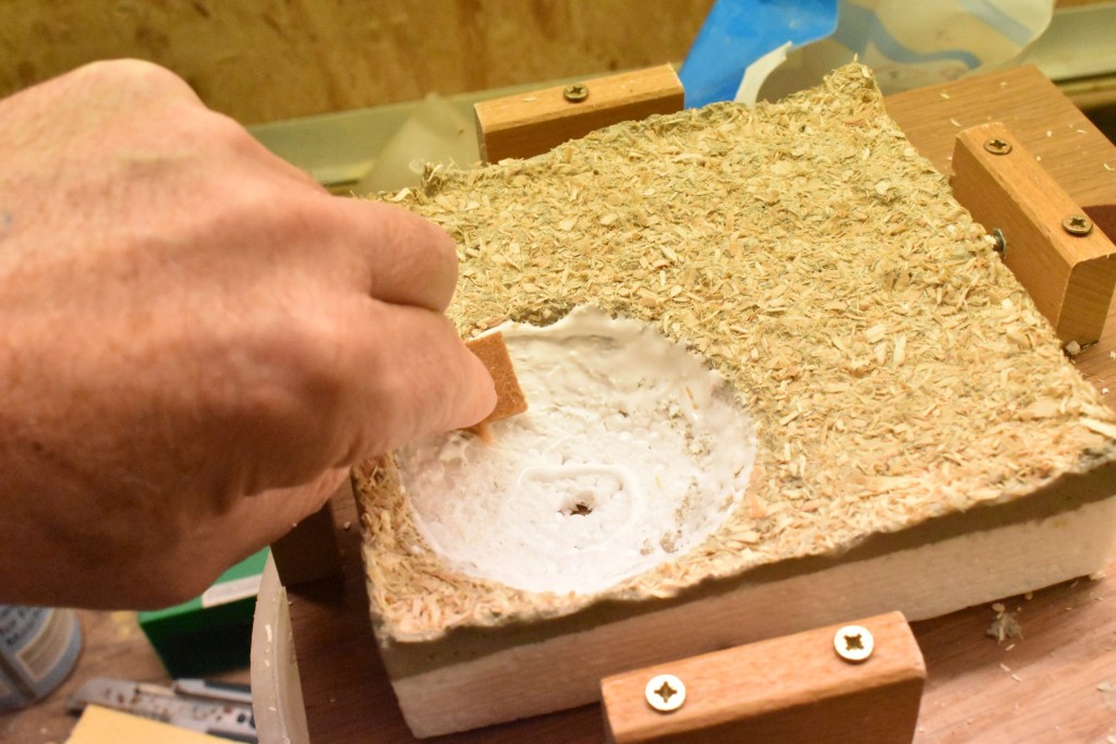 in der Mulde wird eine dünne schicht Leim aufgetragen ...