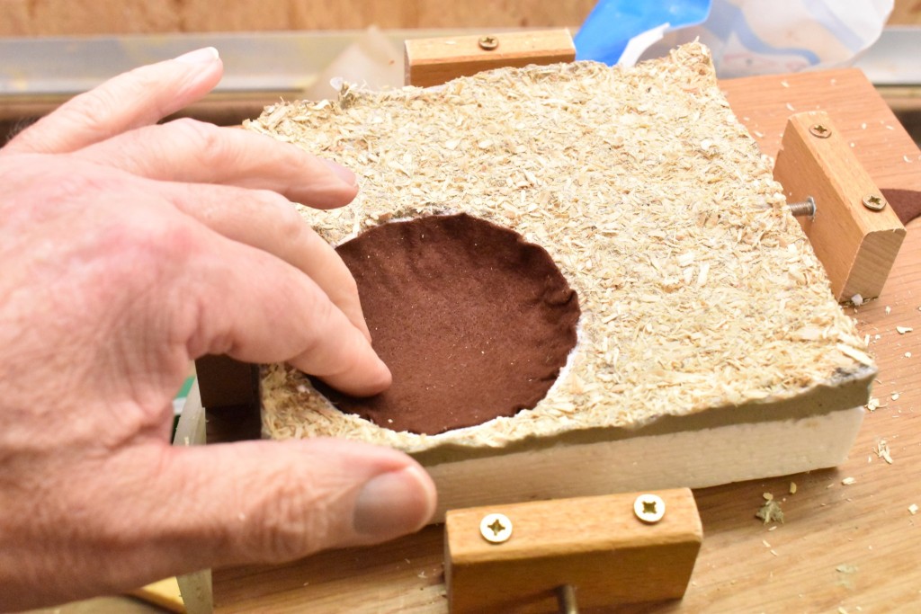 ... und ein passend zugeschnittenes Stück Filz darin befestigt.