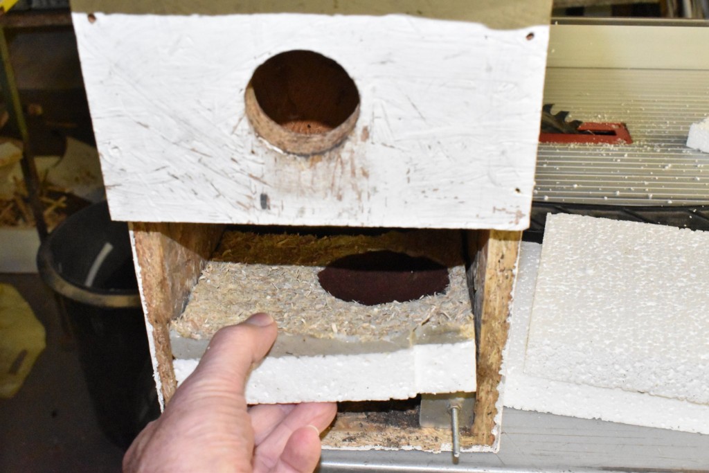 Wenn das ausgehärtet ist, kann die Mulde in den Kasten gegeben werden. Fertig!