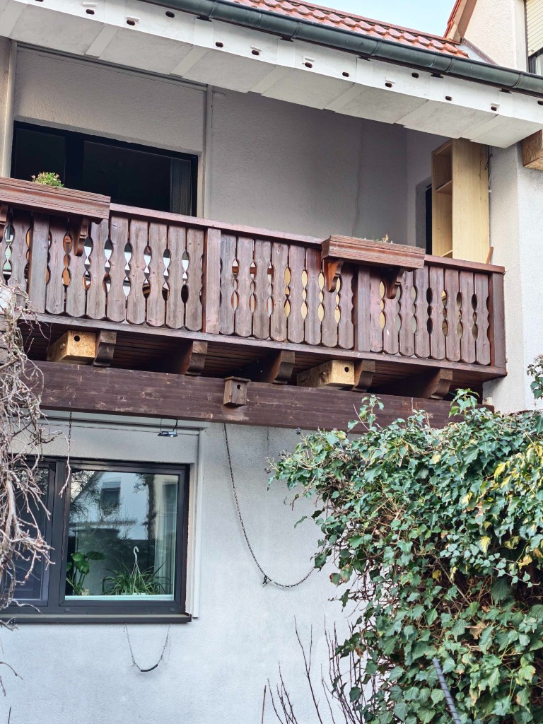 Unten wäre mir lieber. Ich glaube nicht, dass die Segler Stare in  diesen beiden Kästen stören würden. Allerdings schließe ich inzwischen nichts mehr aus