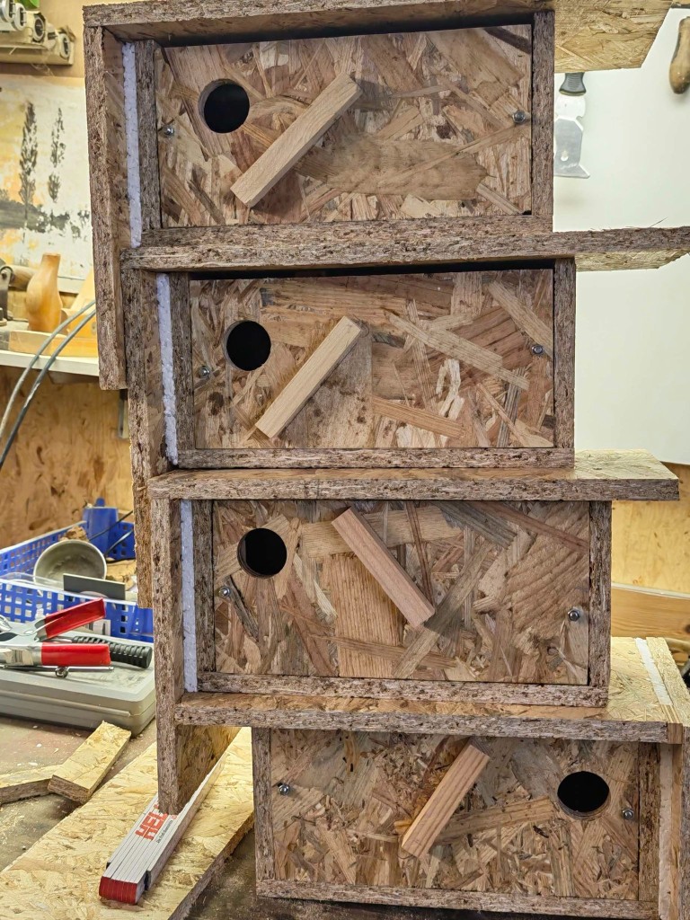 Sehen so etwas nach Wellensittich- Kästen aus. Der Regenschutz fehlt noch