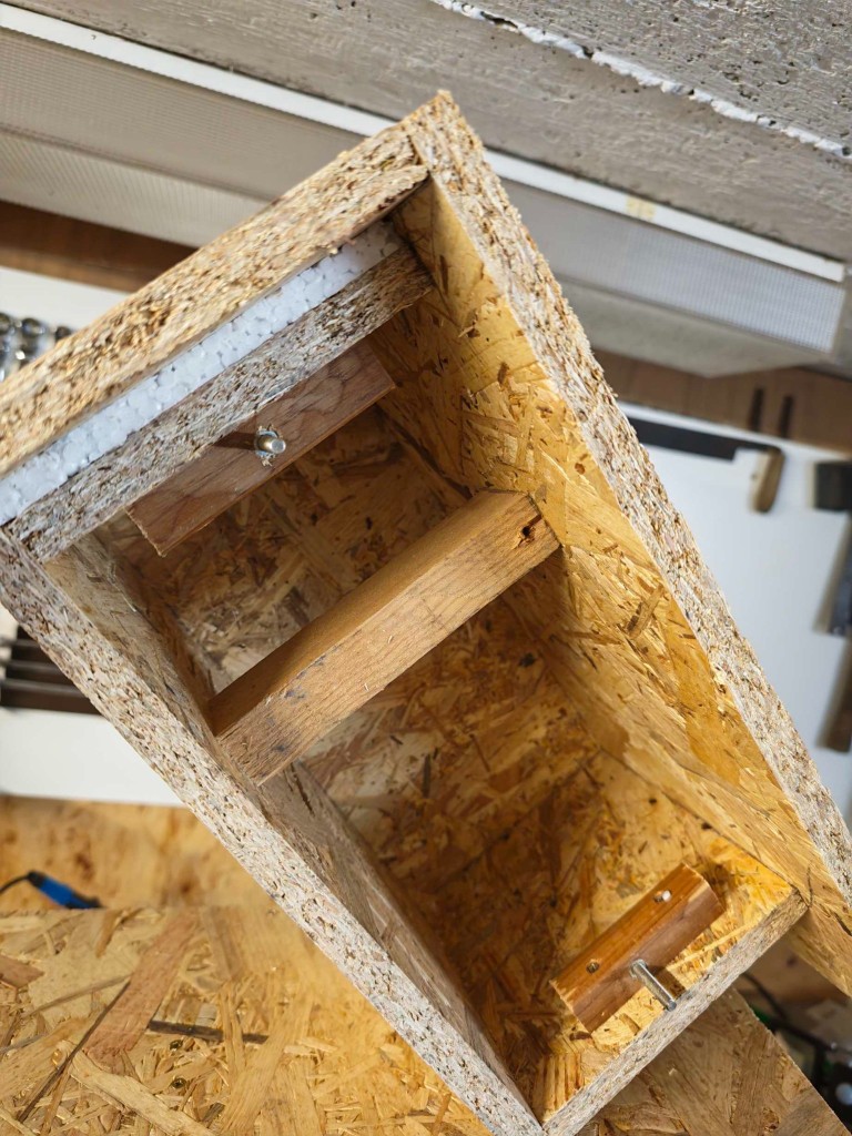 Vorn eine zur Räuberabwehr eingeschraubte Leiste,ca 5 cm stark.