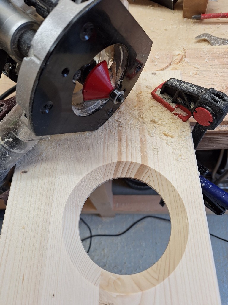 Fasefräser schneidet saubere 45 Grad Schräge