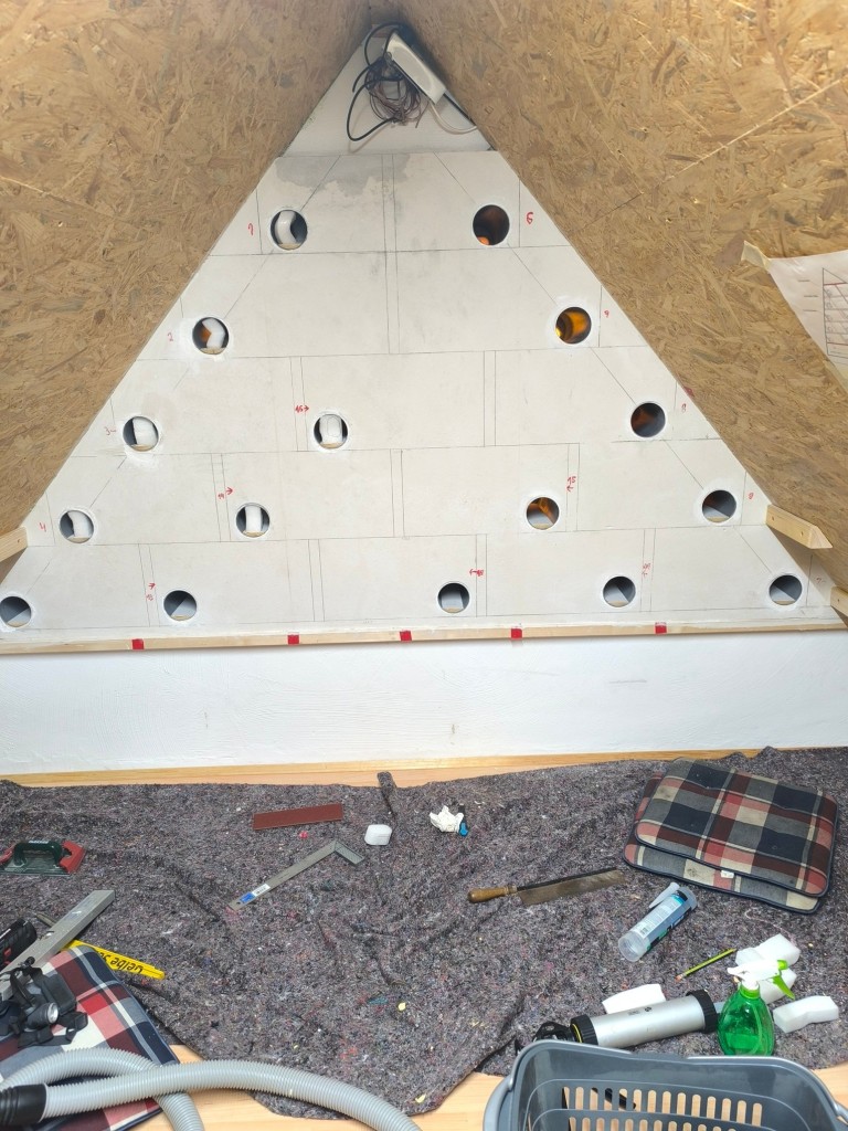 Bohrlöcher mit eingefügtem HT Rohr.jpg