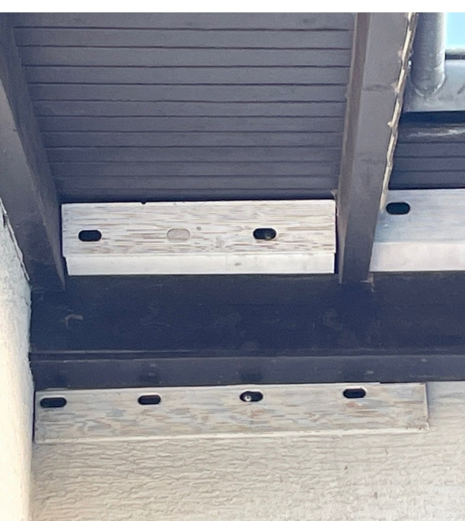 Alte Blende, dahinter drei besetzte Fächer