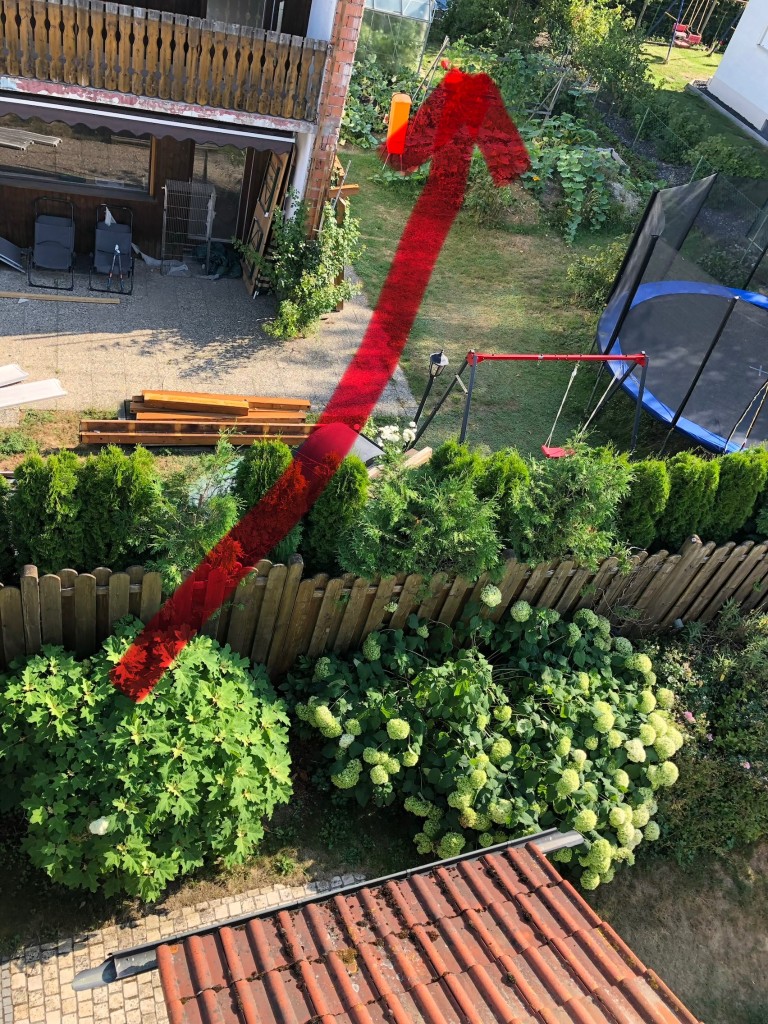 Hoffentlich nicht hängengeblieben und rechts vorbei am Nachbarhaus wieder an Höhe gewonnen!!