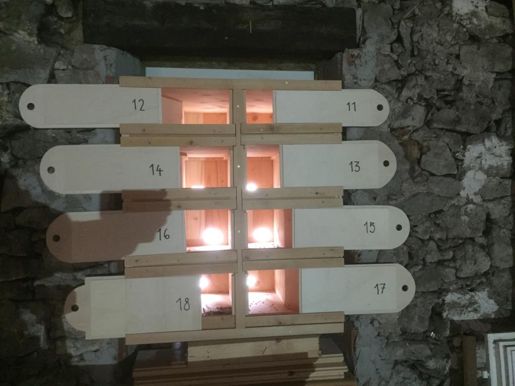 Der 8er-Kasten wurde für die Saison 2019 wieder in die Fensternische der über 400jährigen Bruchsteinmauer eingefügt. In Nr. 18 hat letzte Saison ein verlobtes Paar einen Brutversuch unternommen.