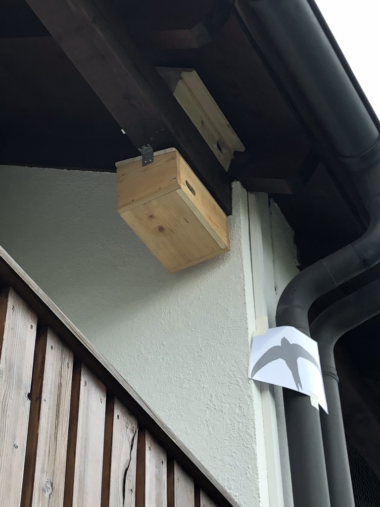 Beschallung direkt daneben oben auf dem Querbalken